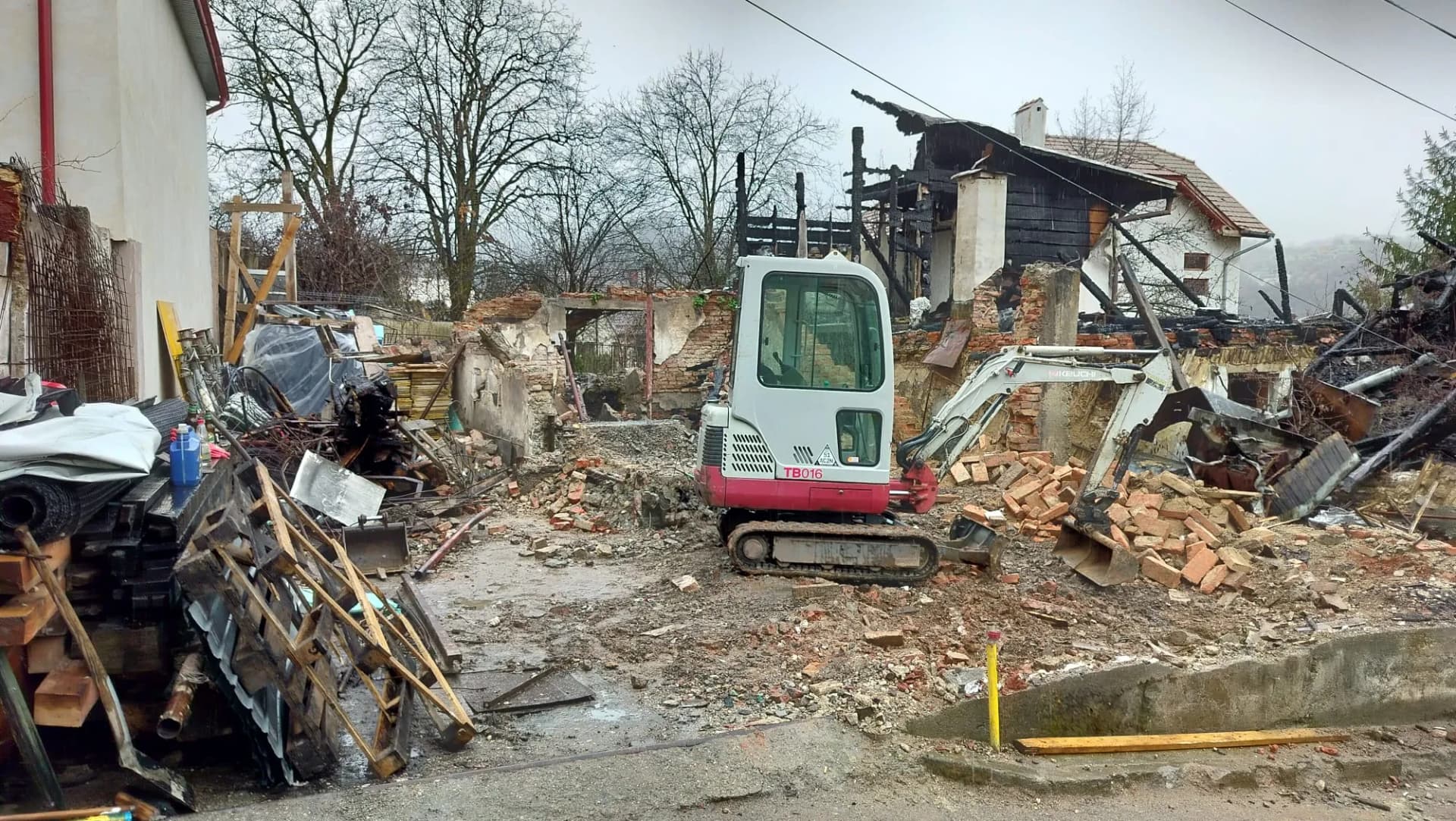 Curățare teren și încărcare resturi de demolare dintr-o casă arsă