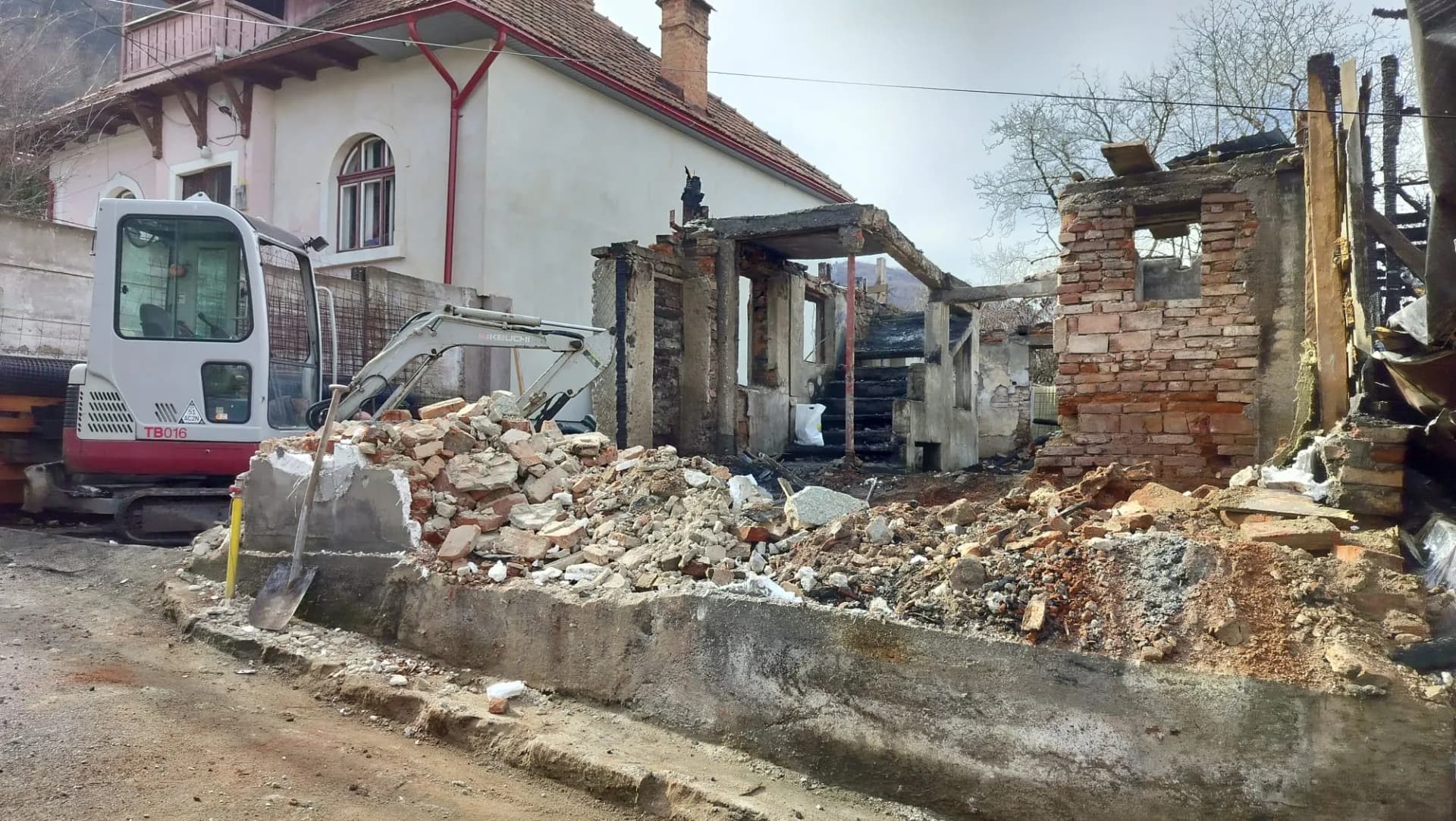 Debarasare moloz și cărămizi dintr-o construcție demolată