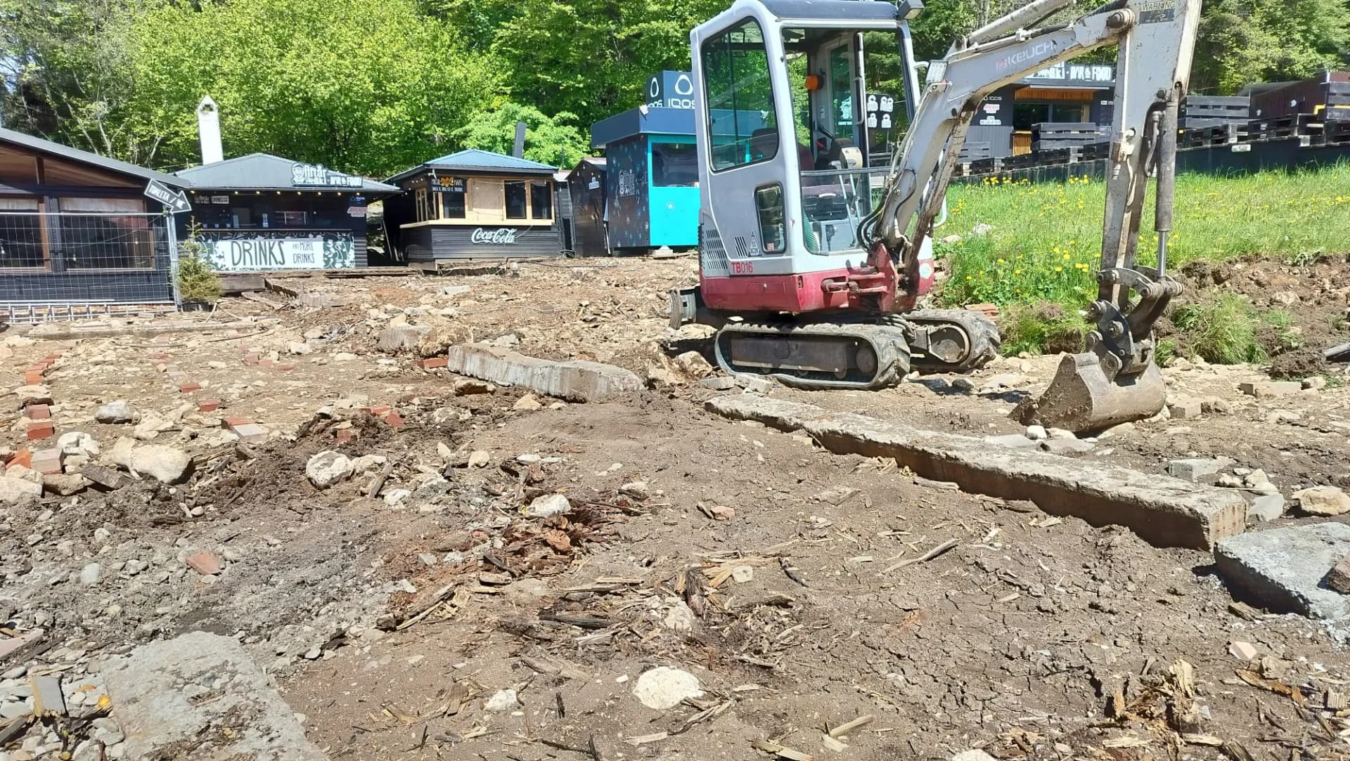 Mini excavator decopertează și curăță terenul pe șantier