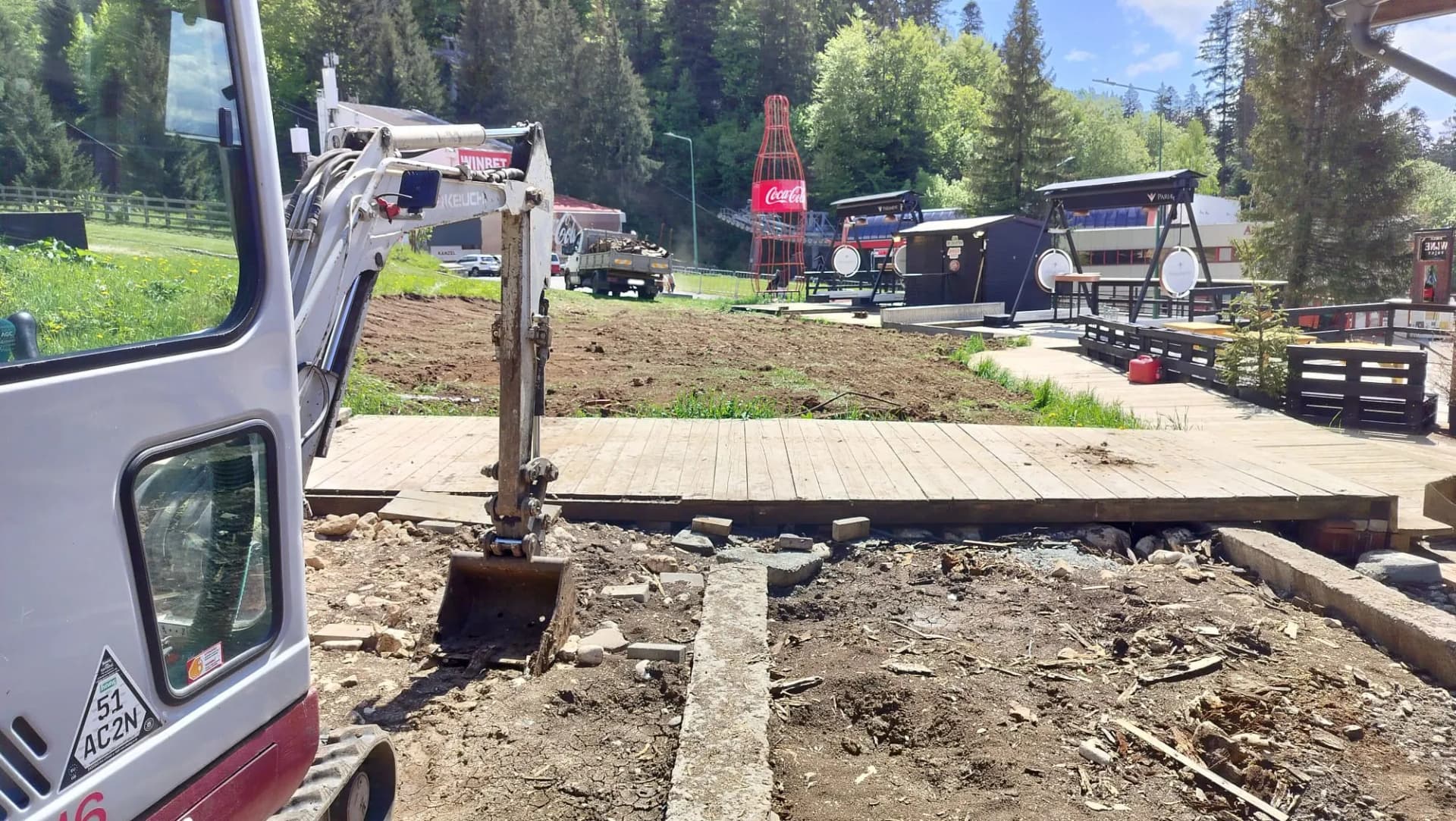 Echipă pe șantier în timpul lucrărilor