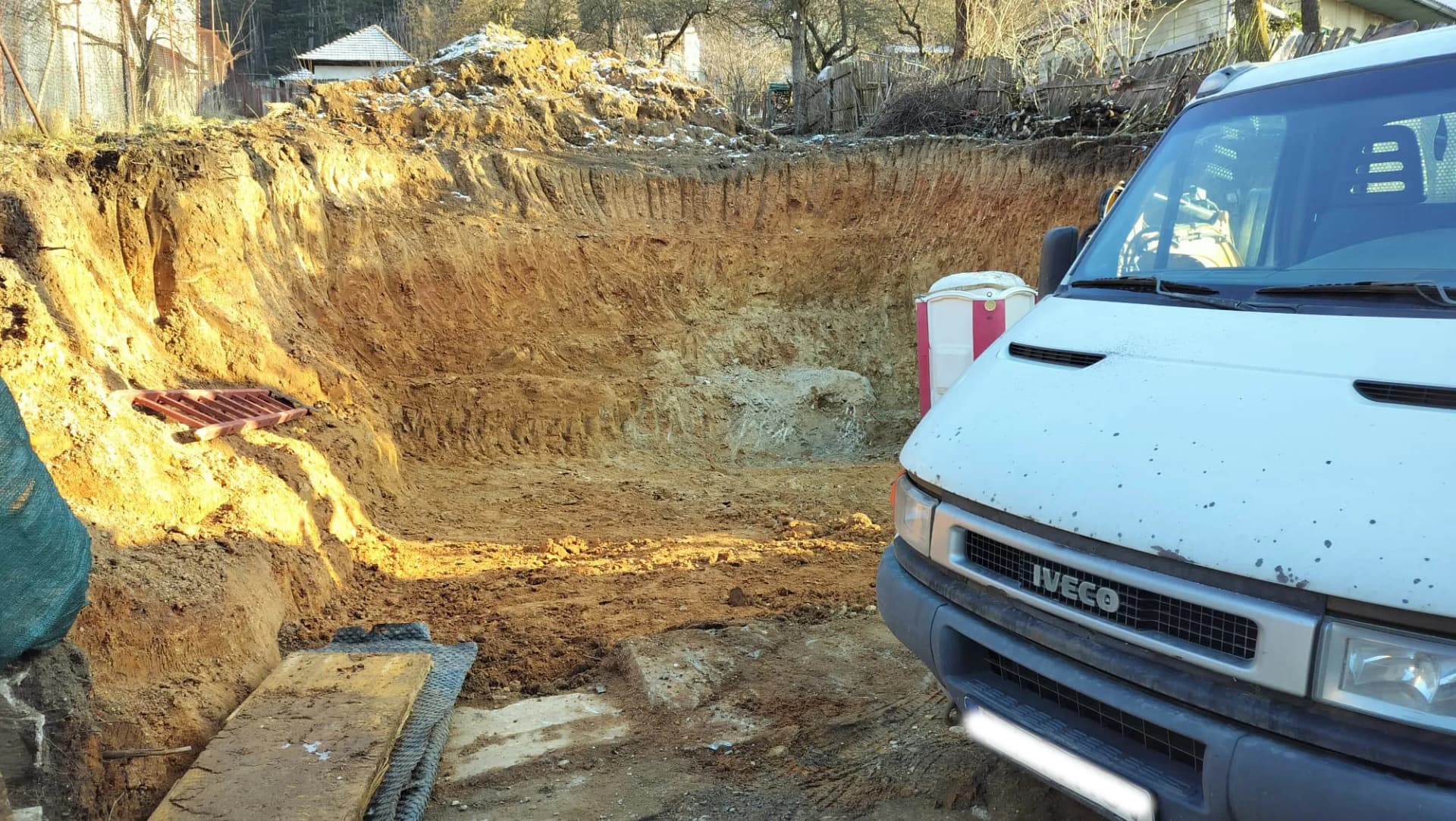 Excavare adâncă pentru fundație într-o curte rezidențială