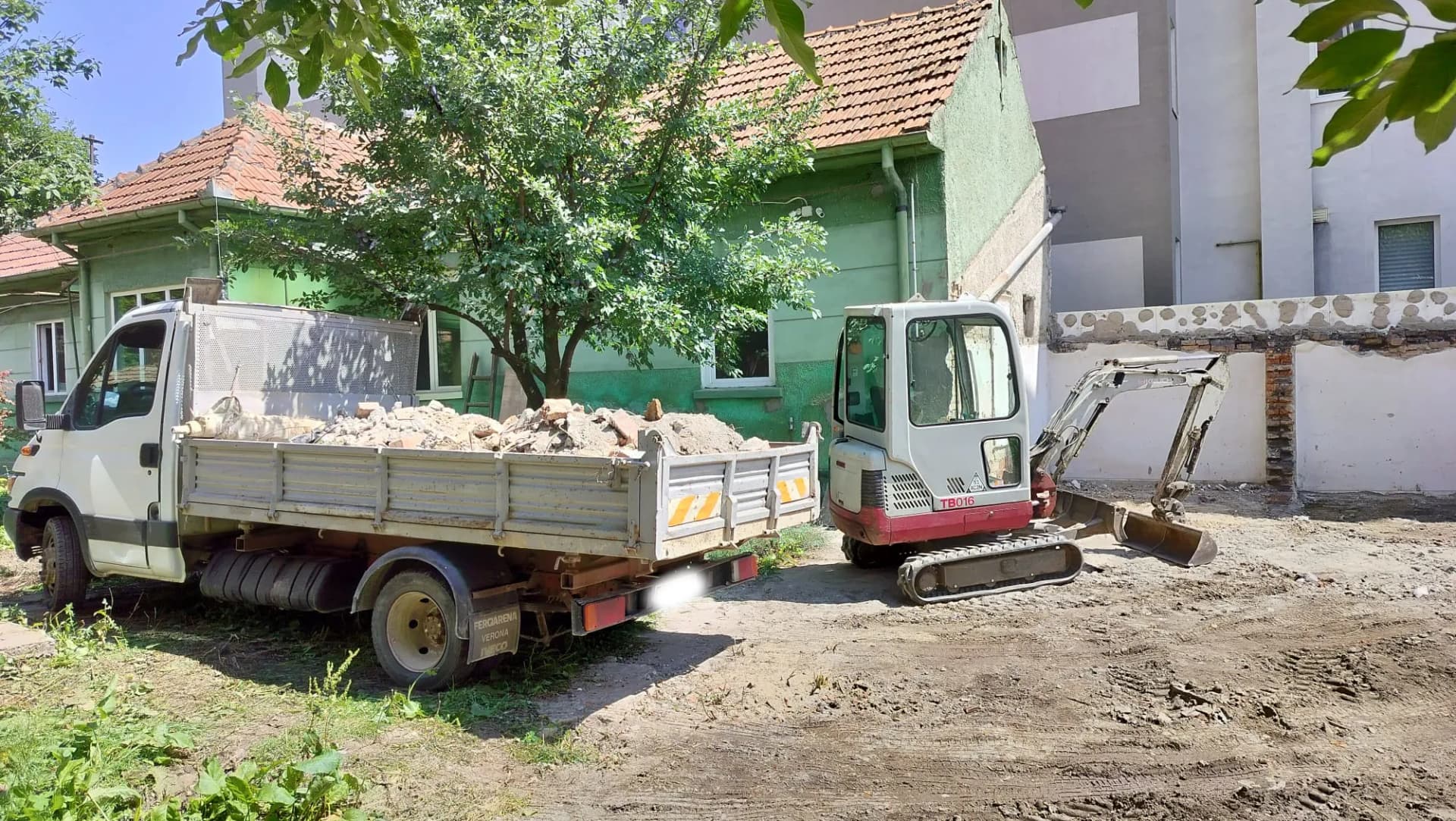 Încărcare moloz cu mini excavator și transport în Brașov