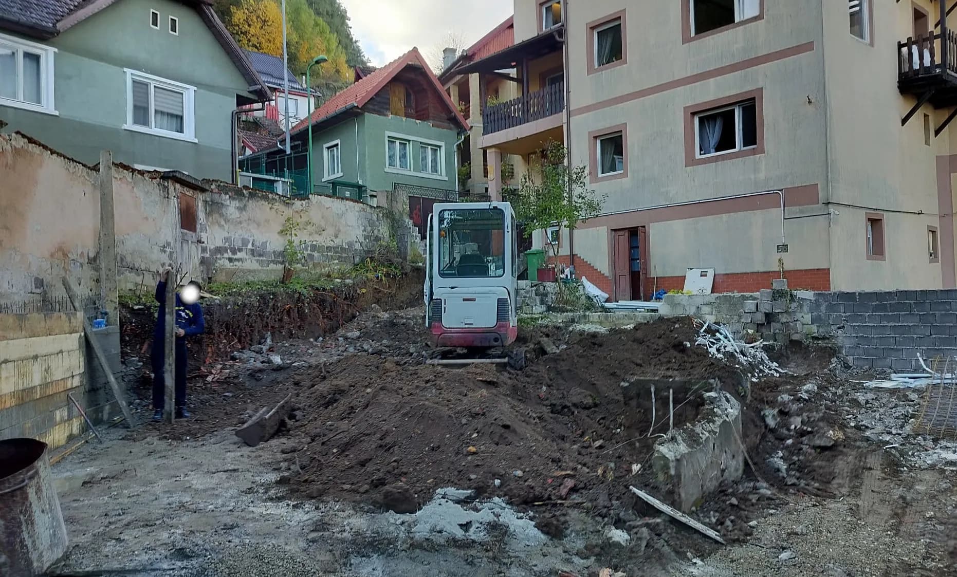 Încărcare moloz cu mini excavator