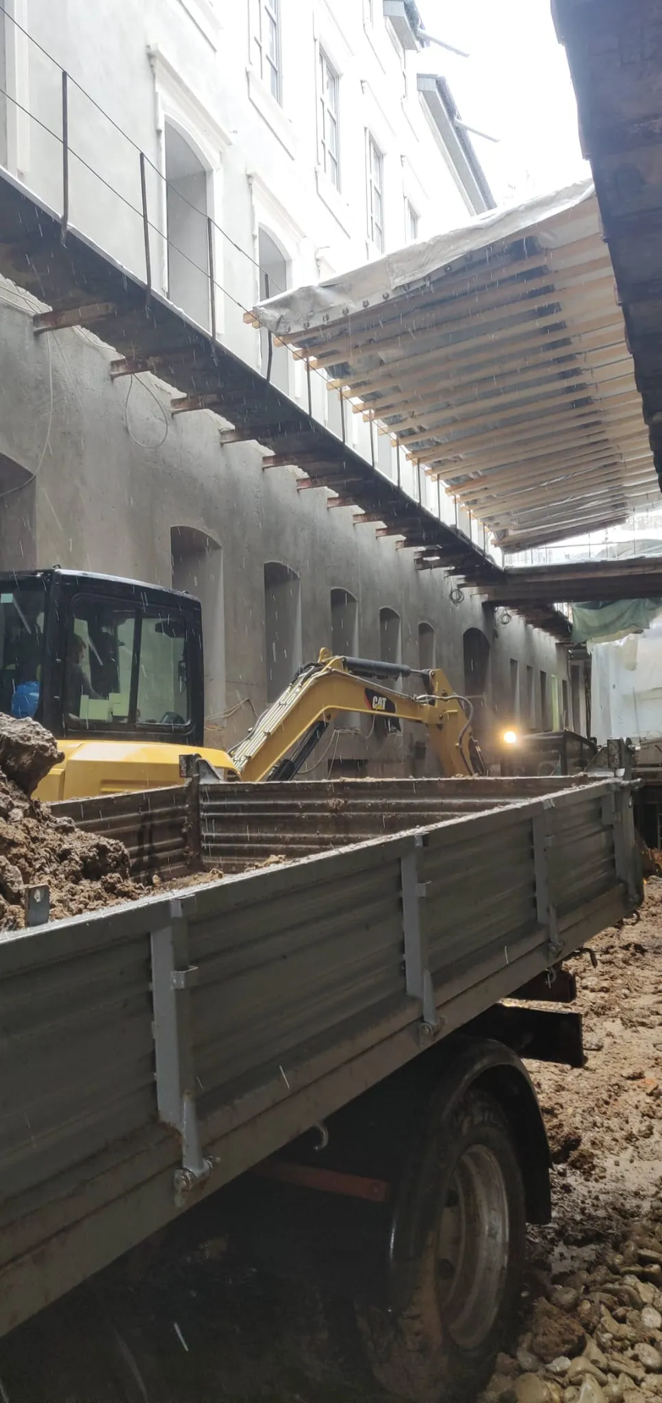 Încărcare moloz din hală industrială