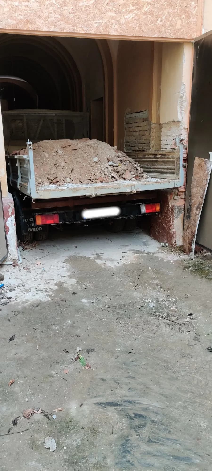 Încărcare moloz din interior clădire