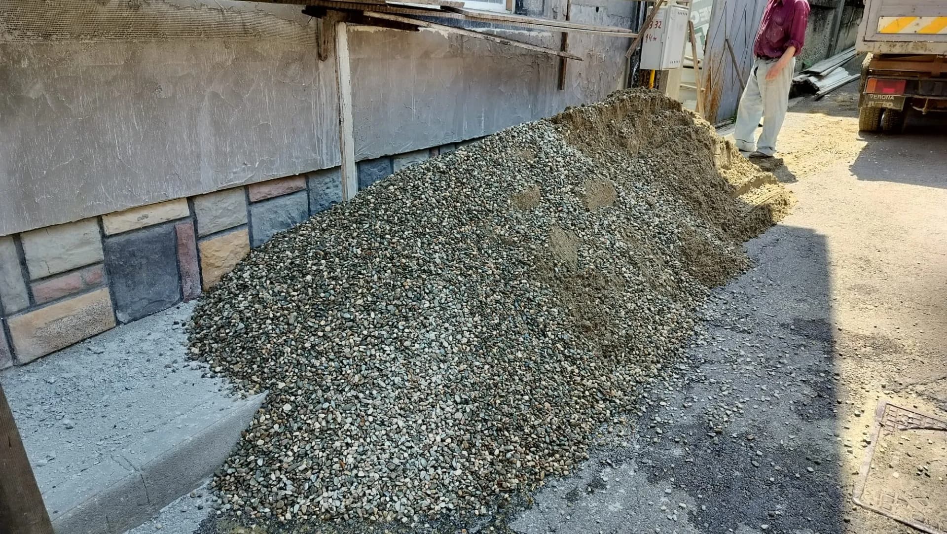 Livrare pietriș și nisip în fața locuinței