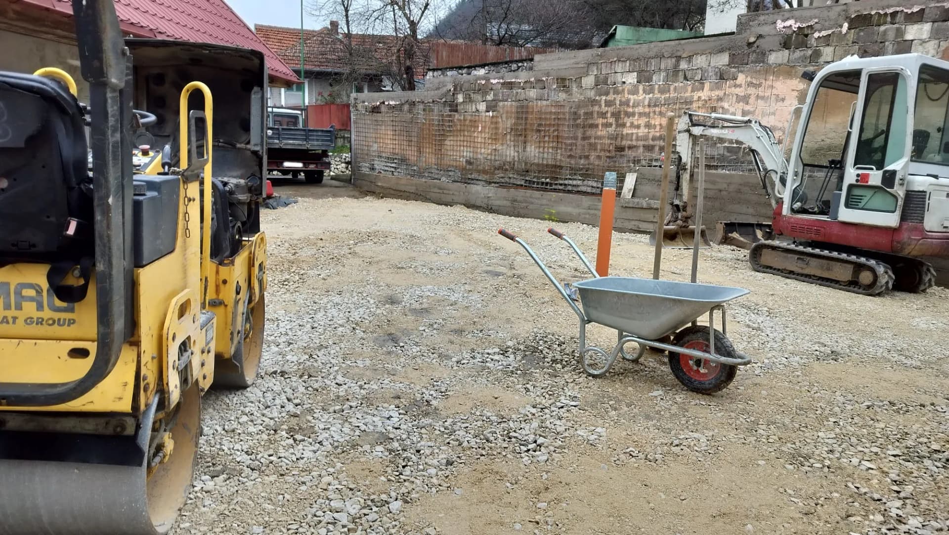 Mini excavator pentru amenajare teren