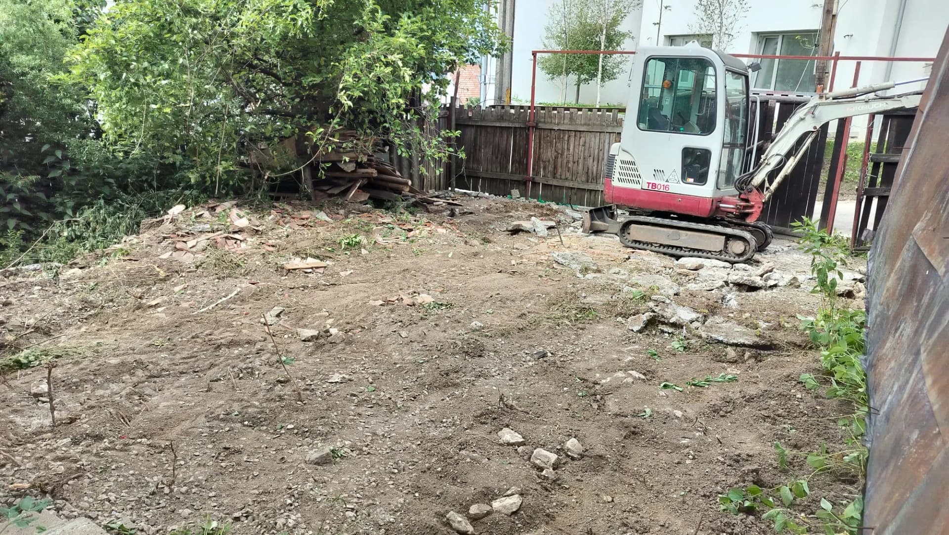 Mini excavator pentru nivelare teren