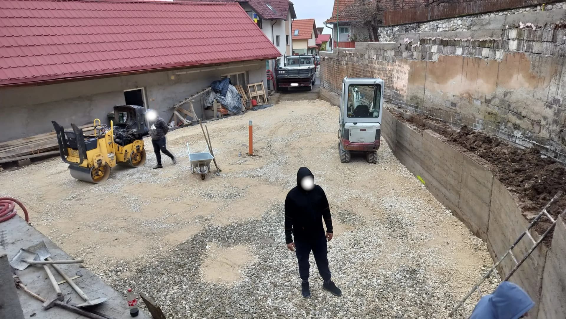 Mini excavator pentru lucrări de săpătură