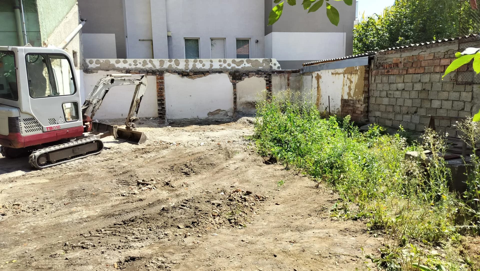 Nivelare teren pentru amenajare curte