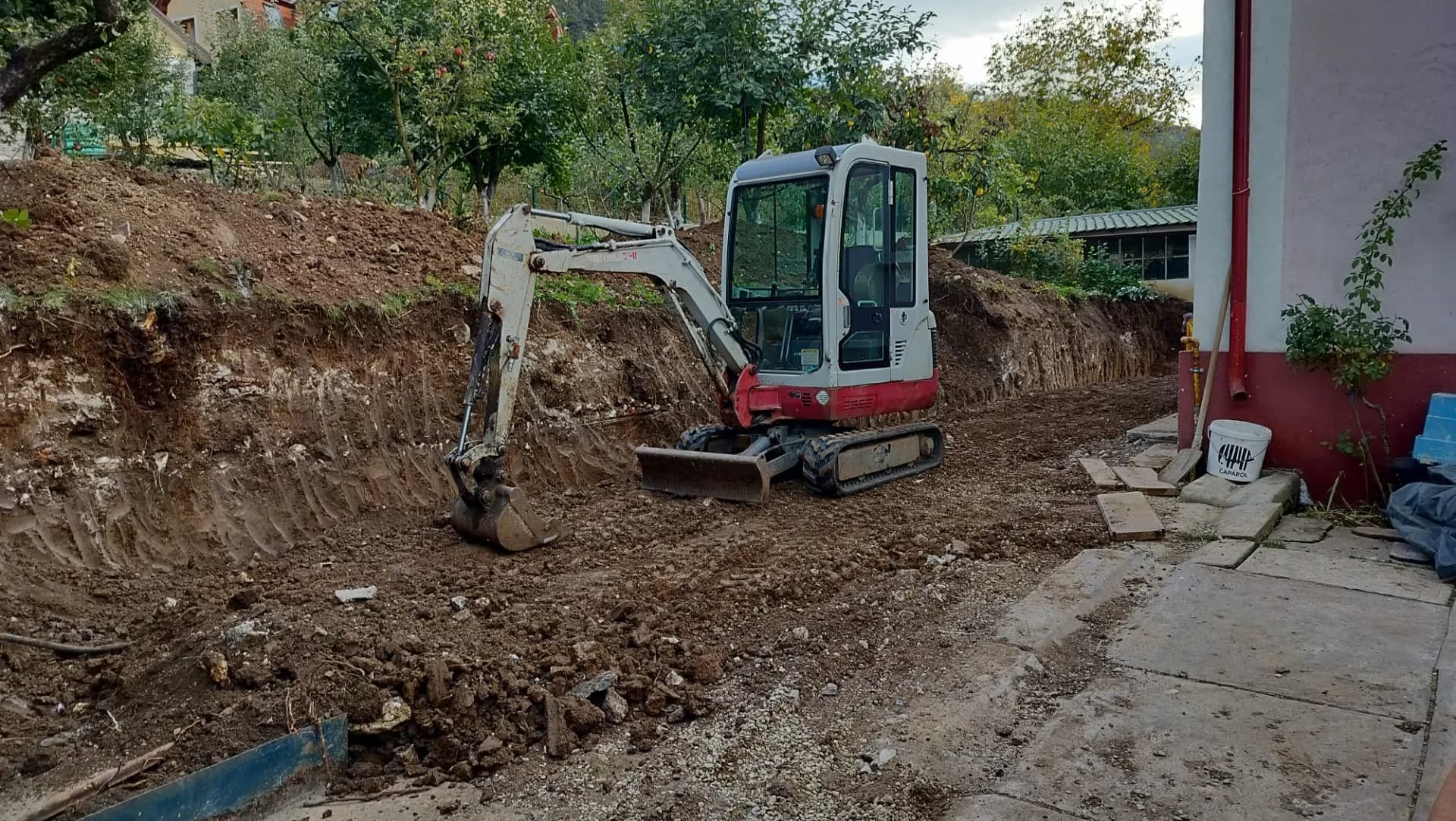 Nivelare teren în curte cu mini excavator