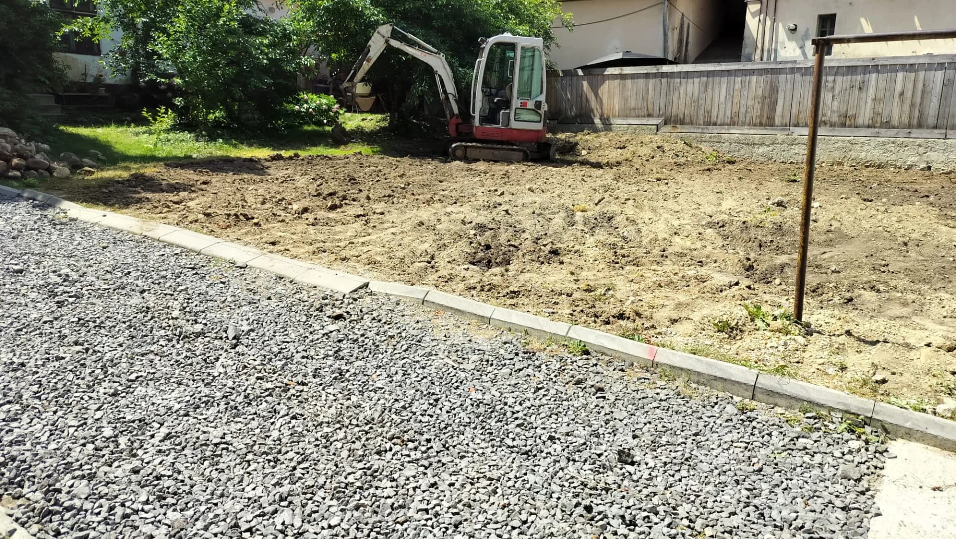 Nivelare piatră spartă pentru fundație