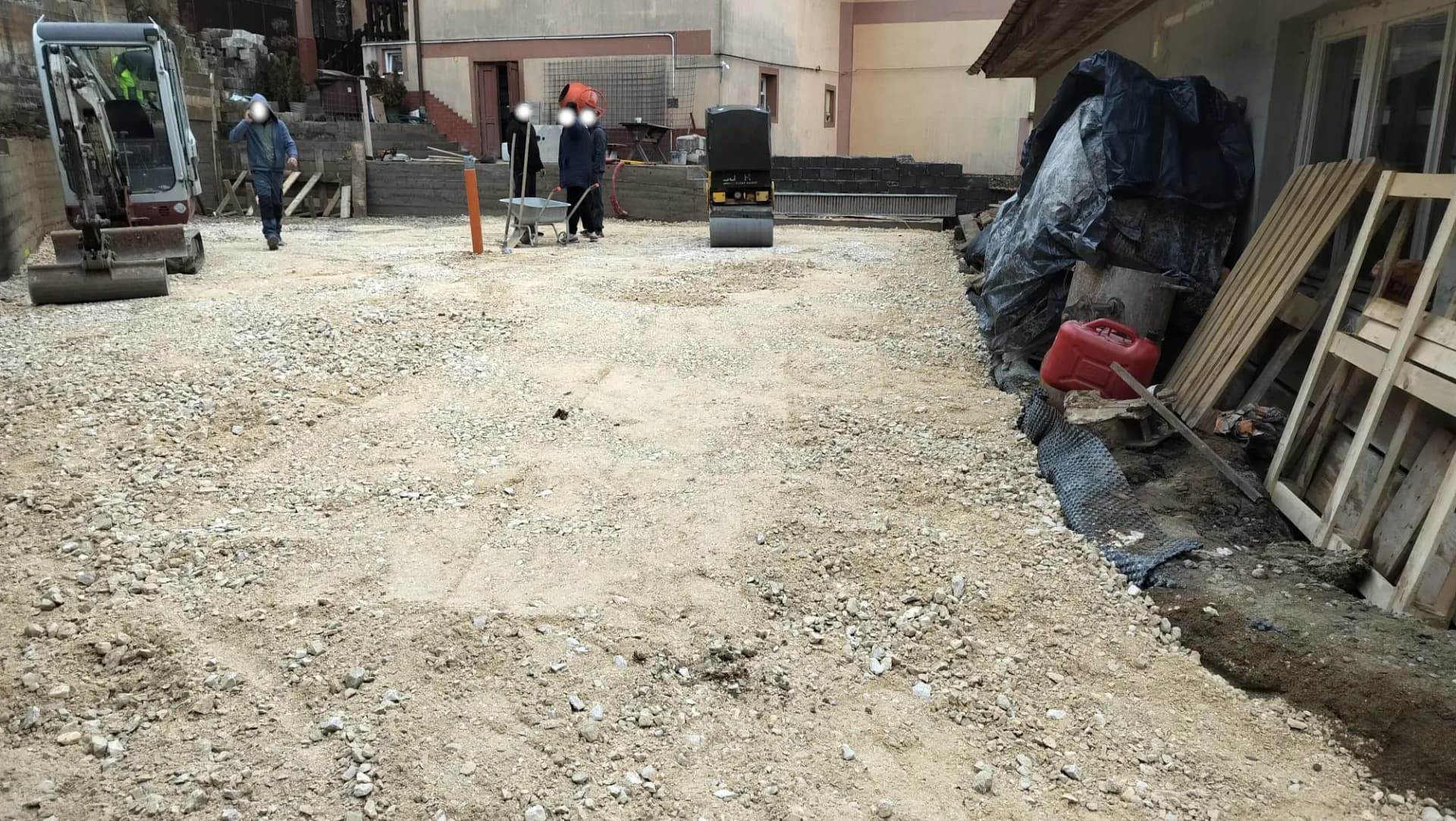 Nivelare teren cu mini excavator