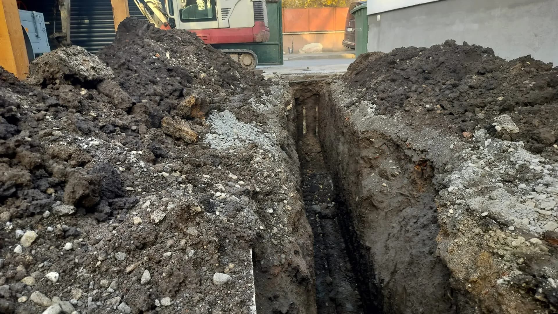 Șanț adânc pentru utilități săpat cu mini excavator