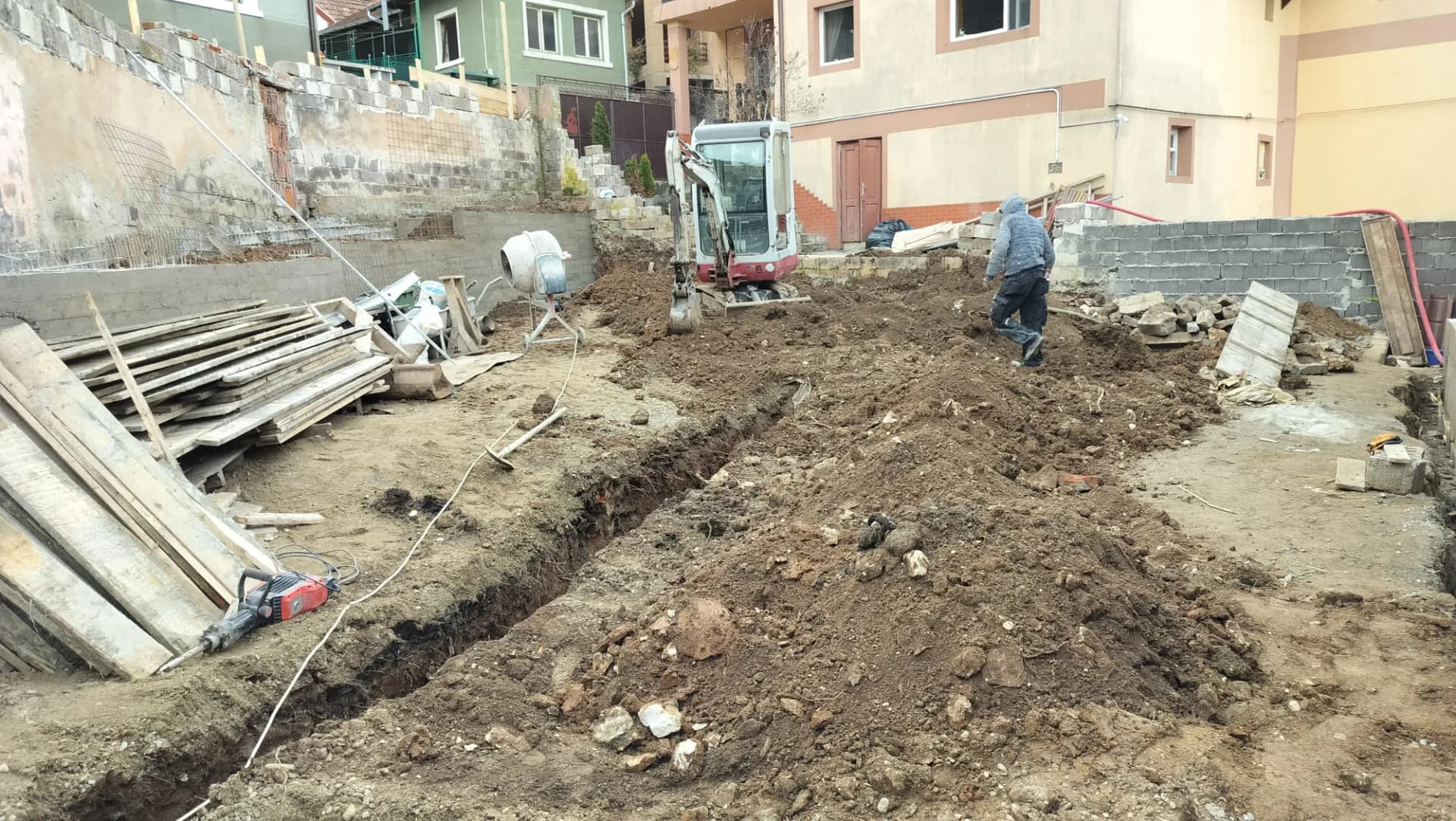 Săpătură fundație în curte rezidențială