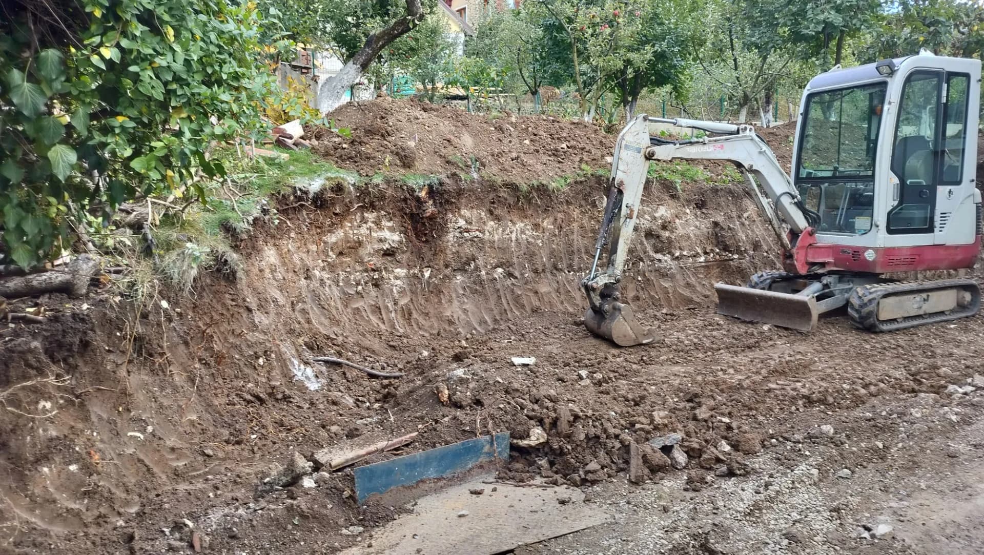 Excavare și terasare a unei curți în pantă cu mini excavator