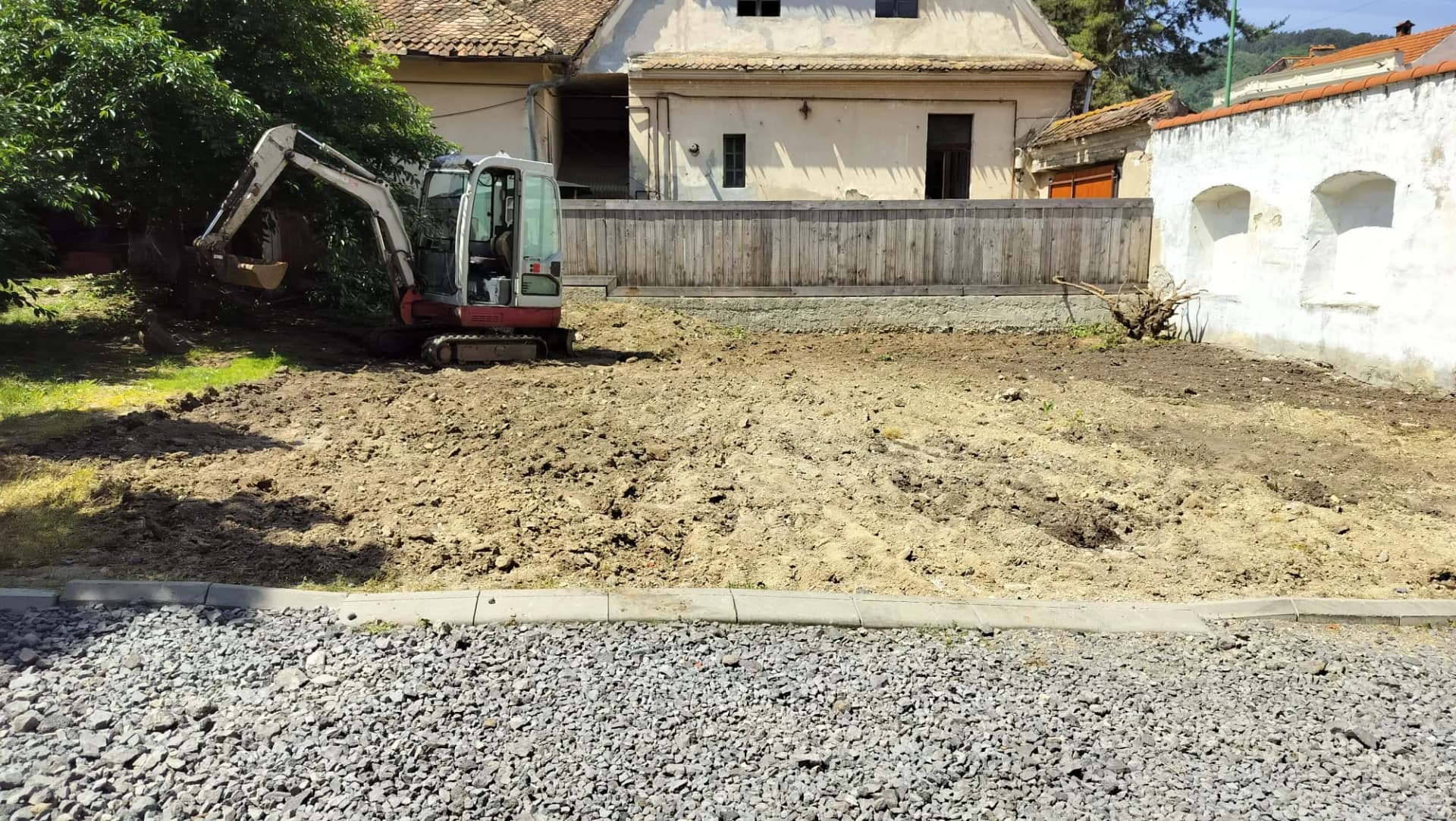 Terasare teren cu miniexcavator