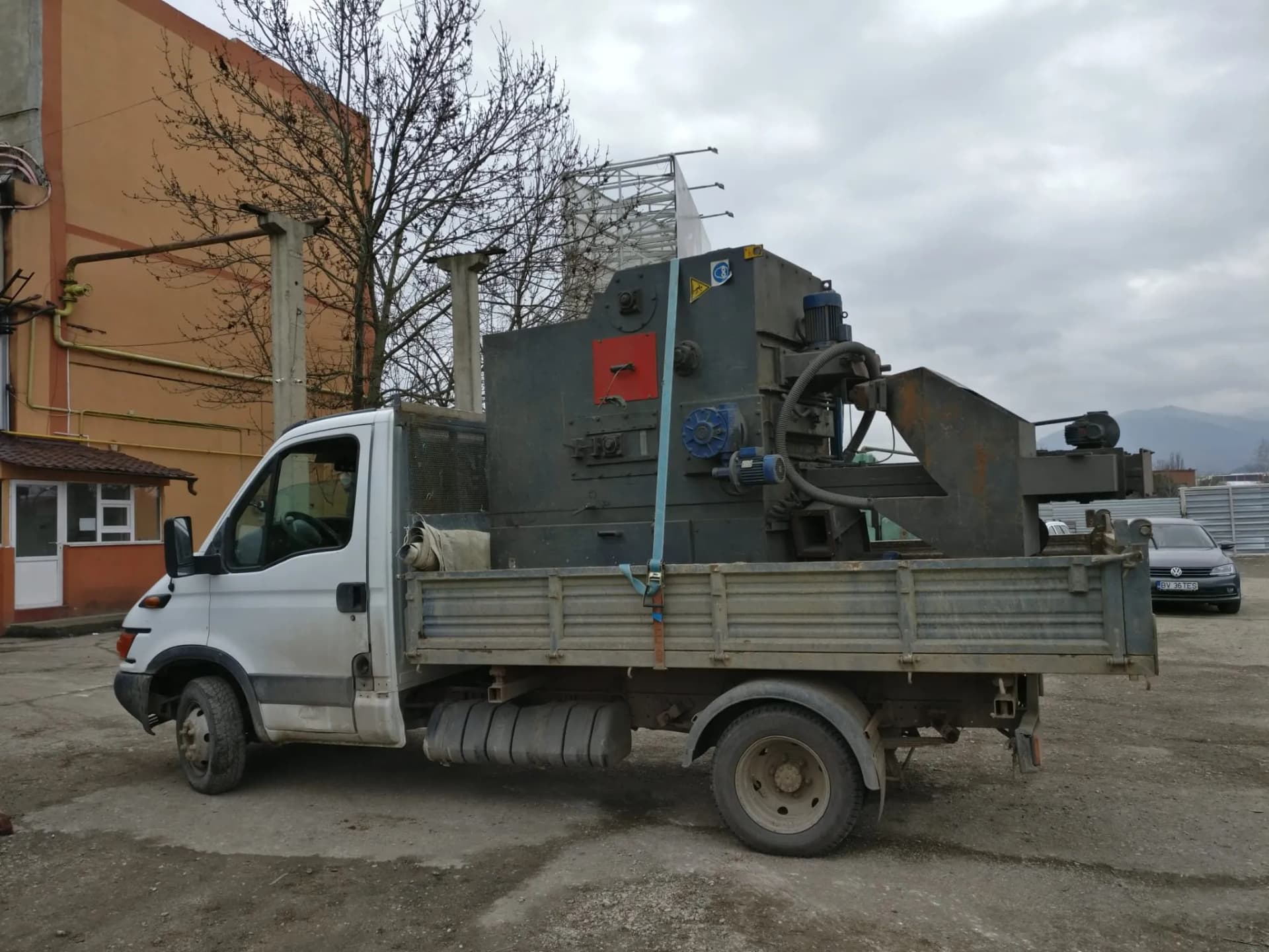 Transport utilaj industrial pe platformă