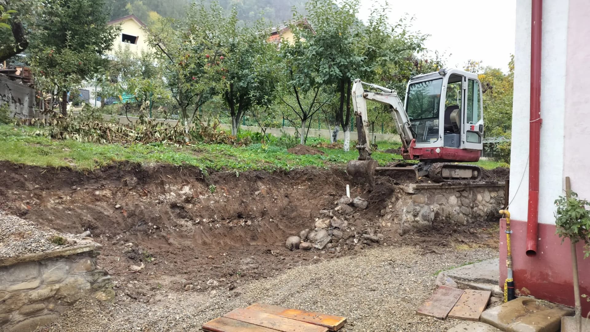 Vedere din cabina excavatorului spre camionul de pe șantier